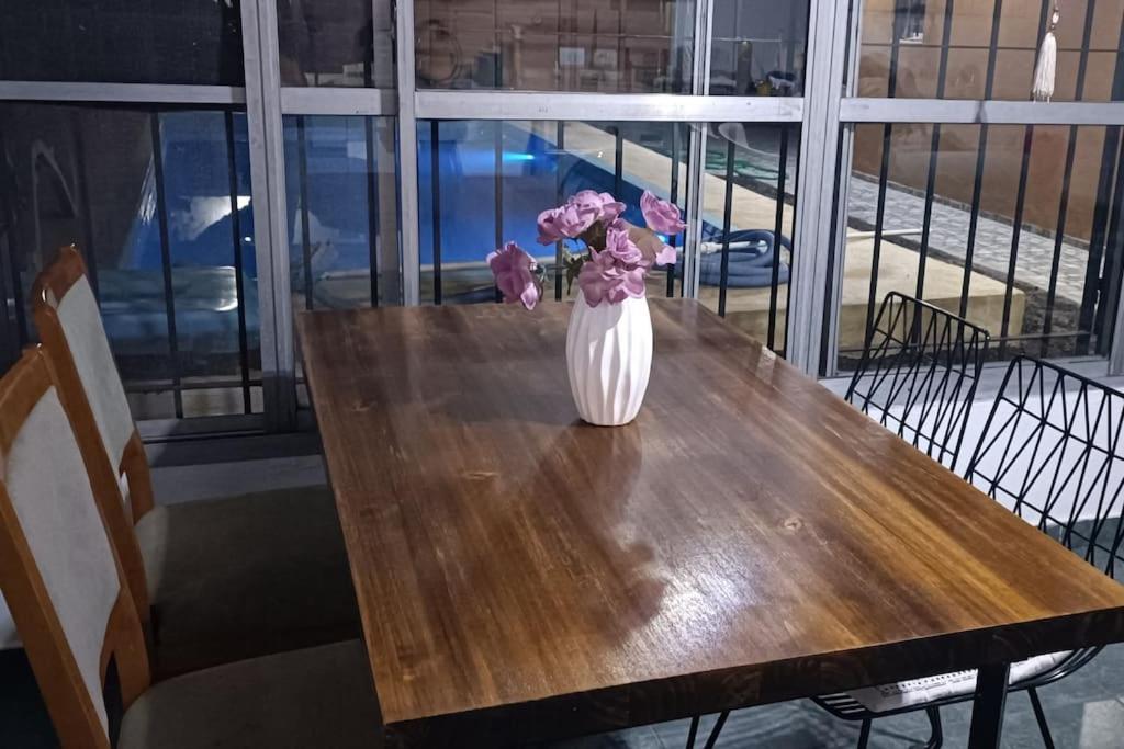 Casa Olivia- Alojamiento Con Piscina - Aeropuerto Эсейса Экстерьер фото